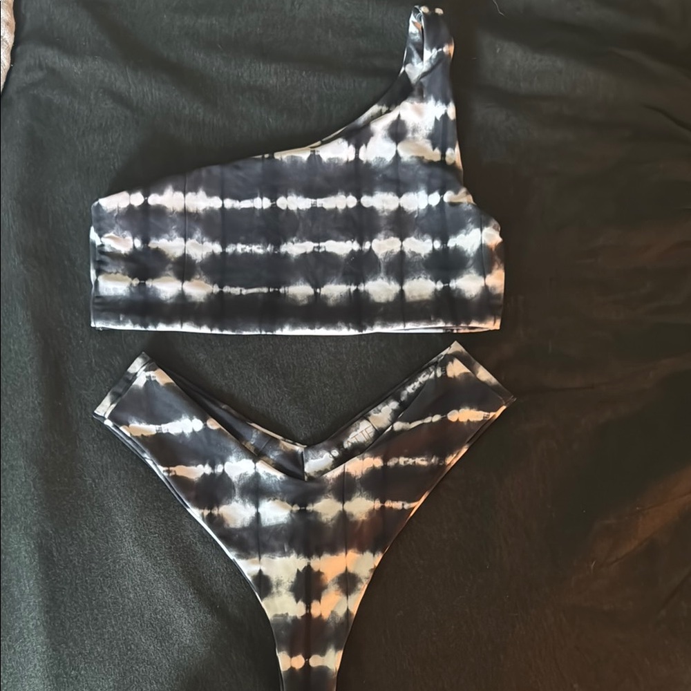 Skatie tie dye (forgot name) Ellis top & Mandi bottom set